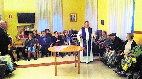 El obispo mantiene un encuentro con los residentes del centro de mayores de Villarramiel